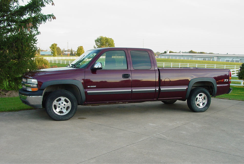 Shipshewana Multi-Estate Auction 11/13/21: 2001 Chevrolet LS ext cab 4x4 pickup